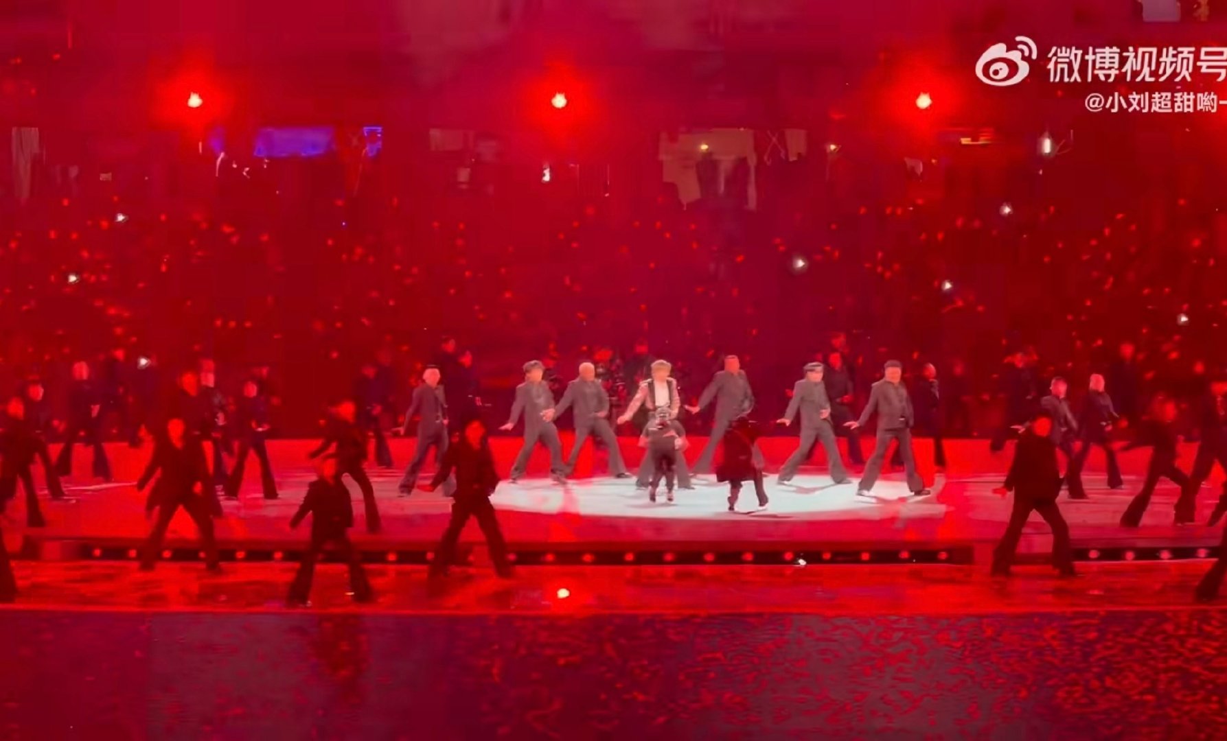张杰鸟巢演唱会齐舞 直接被张杰鸟巢齐舞惊艳到！舞步丝滑，舞台氛围燃爆全场 