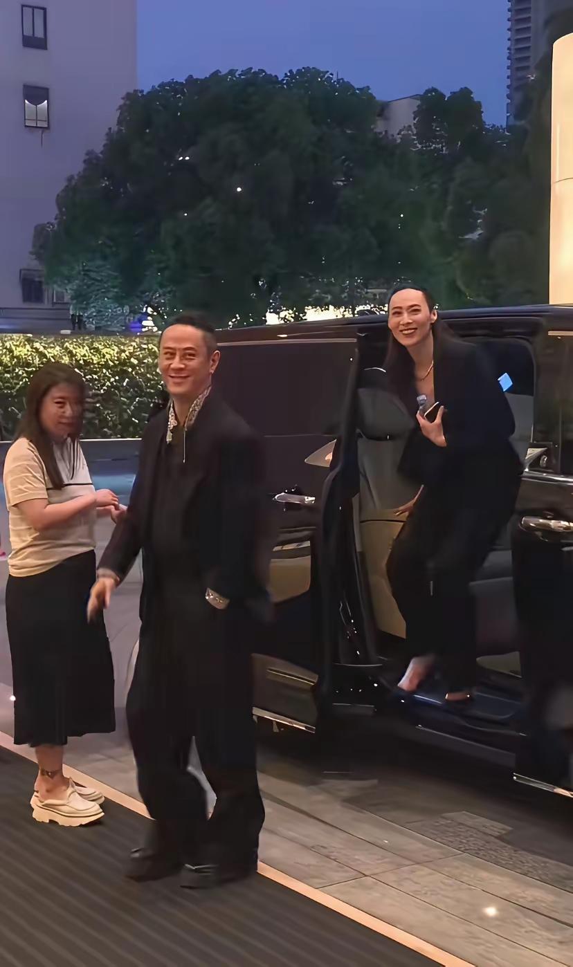 这男人谁啊？看着好有钱好有气质啊！