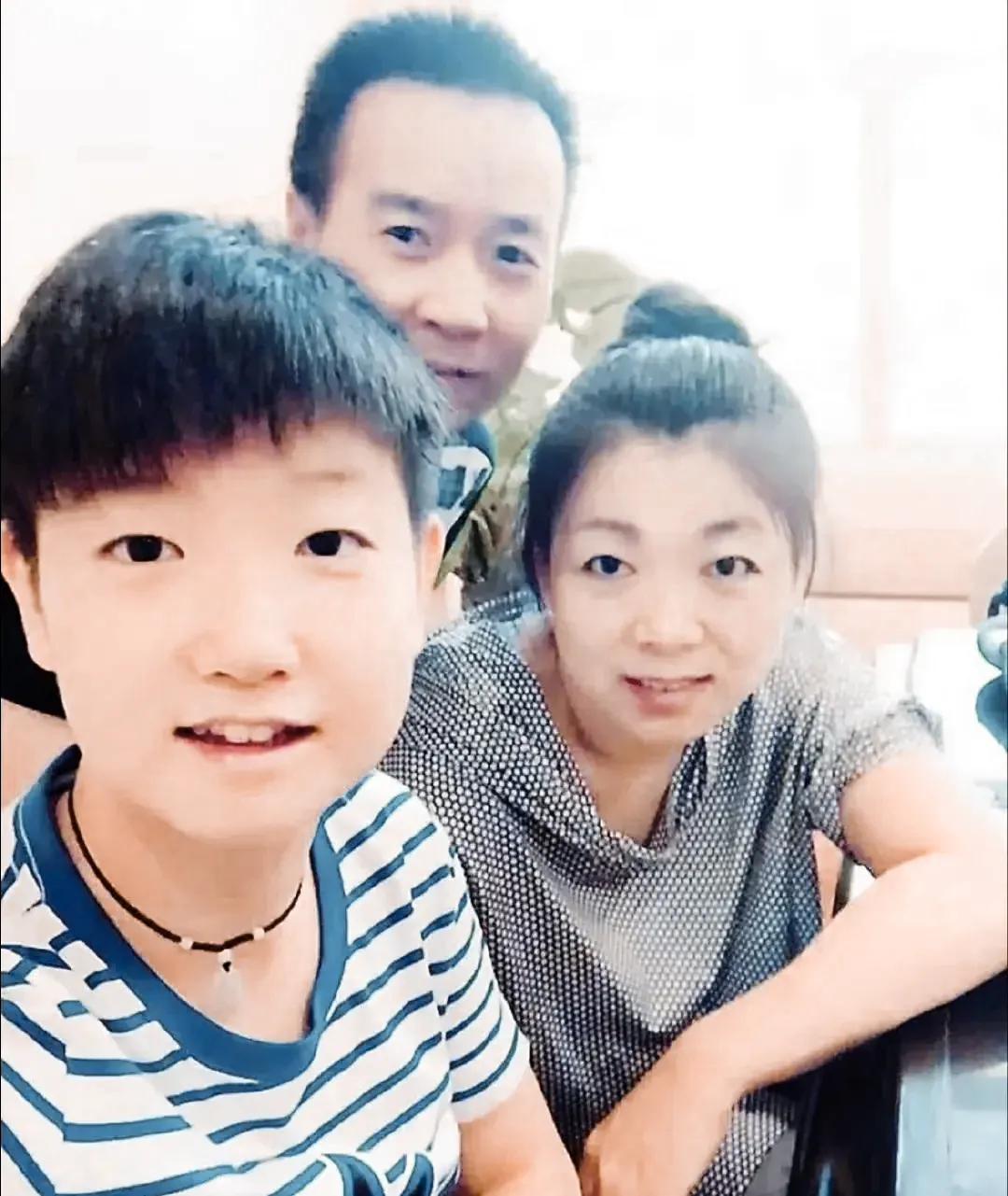 揭晓谜底！孙颖莎此刻正安心留驻京城，这里汇聚着国家顶尖的医疗力量。为了获得最佳治
