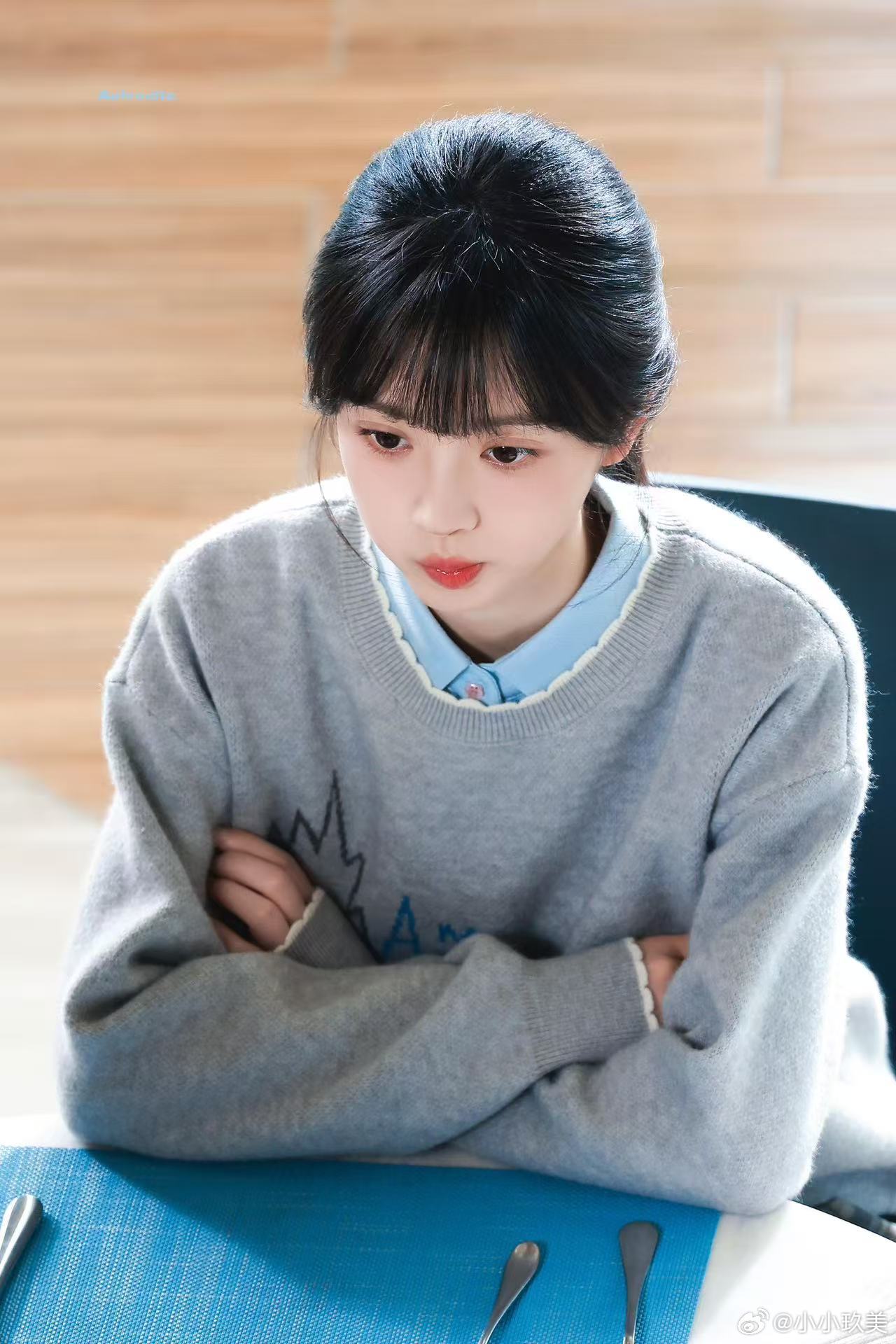 田曦薇踏步进场好萌田曦薇踏步进场大大方方，笑起来也太甜了，好有感染力看着就很舒服
