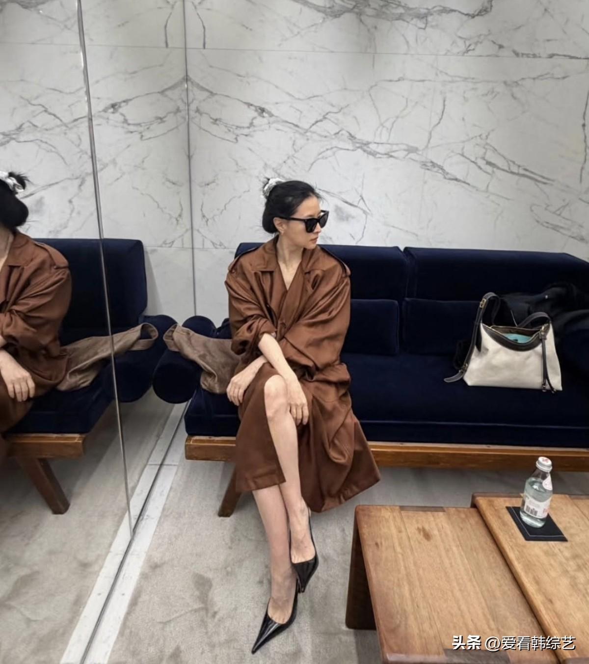 10日，演员李英爱在Instagram上传了多张照片，并配文“济州岛出差”。
