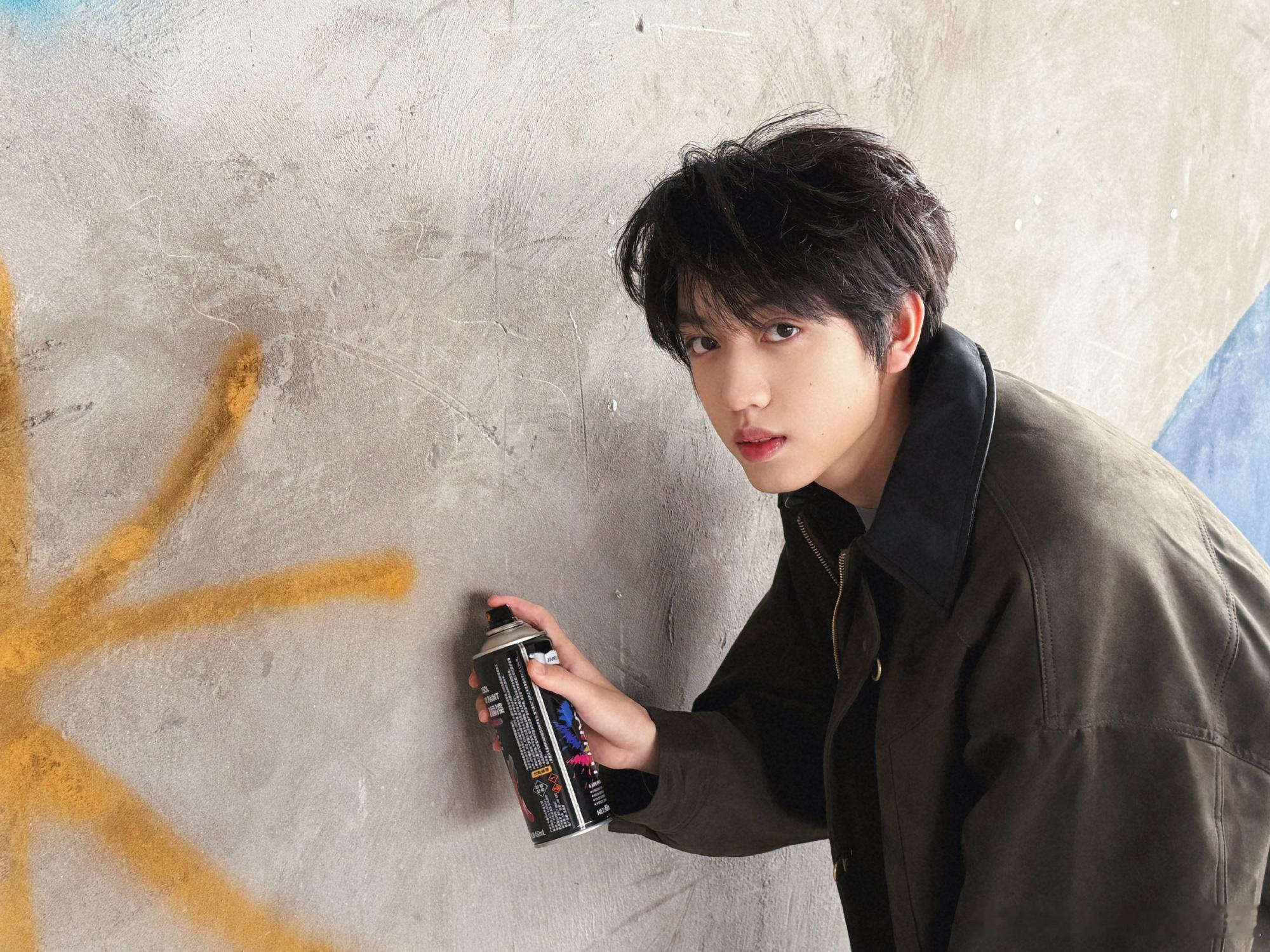 张桂源 穿错鞋一点都不好笑给我们大帅哥尴尬的晚上紧急发了一组帅图来挽回形象