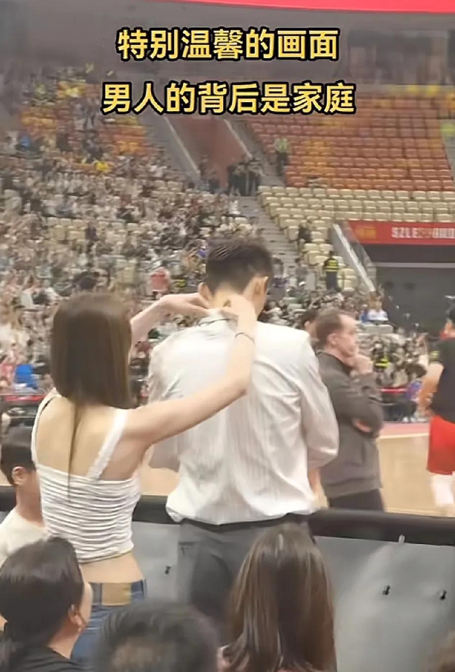 周鹏夫妇的深情厚意，真是令人称羡，他们的外貌也极为出众，美丽中带着一份迷人的性感