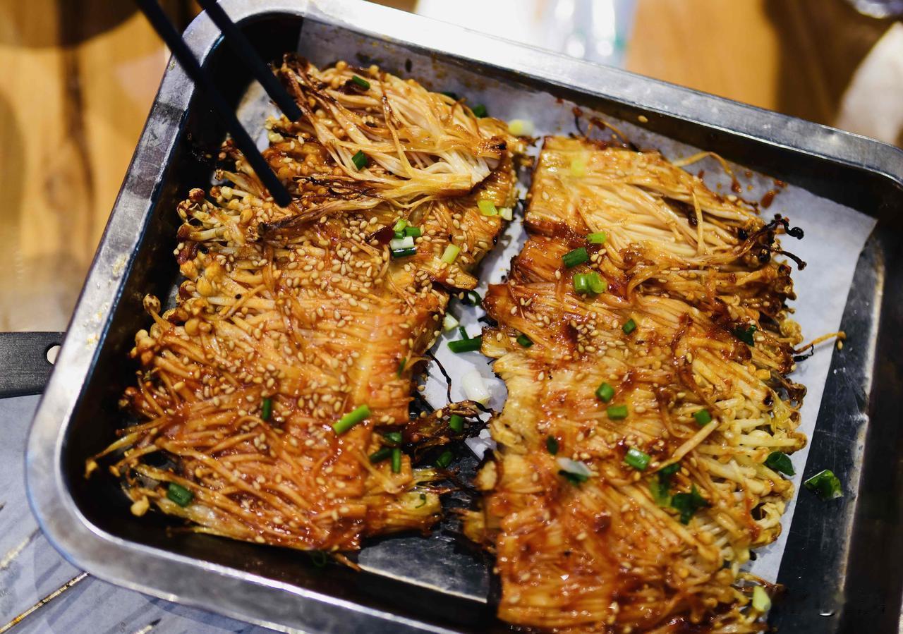 在聊城也能吃到老牌王老三串店，炭火现烤肉串是店内王牌。鲜切羊肉肥瘦均衡，炭火烤得