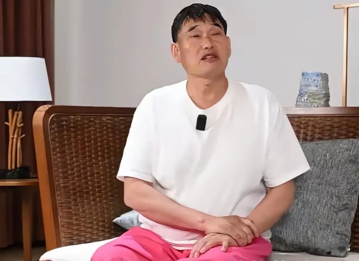 朱之文最让人佩服的一点
不是出名不出轨
也不是有钱还在农村住着，而是给儿子女儿攒