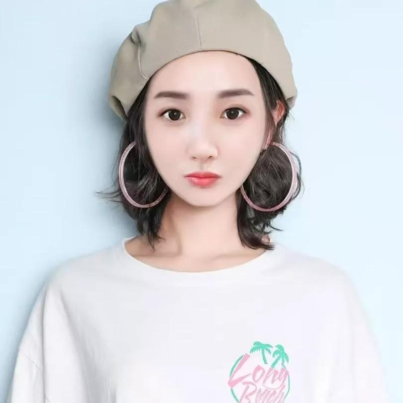 夏日清新穿搭指南：白色T恤、米色贝雷帽、粉色耳环白色减龄穿搭 温柔风耳饰穿搭 蓝