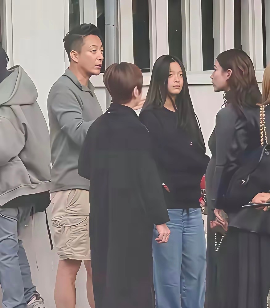 大家都散了吧还是别期待了吧小玥儿长得根本不像大S，正脸和汪小菲一模一样，只是头发