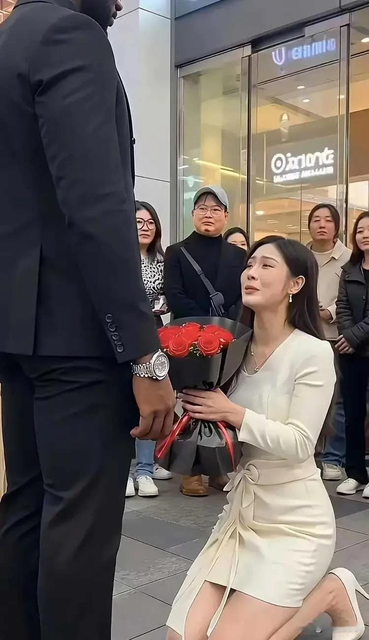 太感人了！美女姐姐深情地跪着向

非洲小伙求婚，可奇怪的是，似乎

并没有得到亲