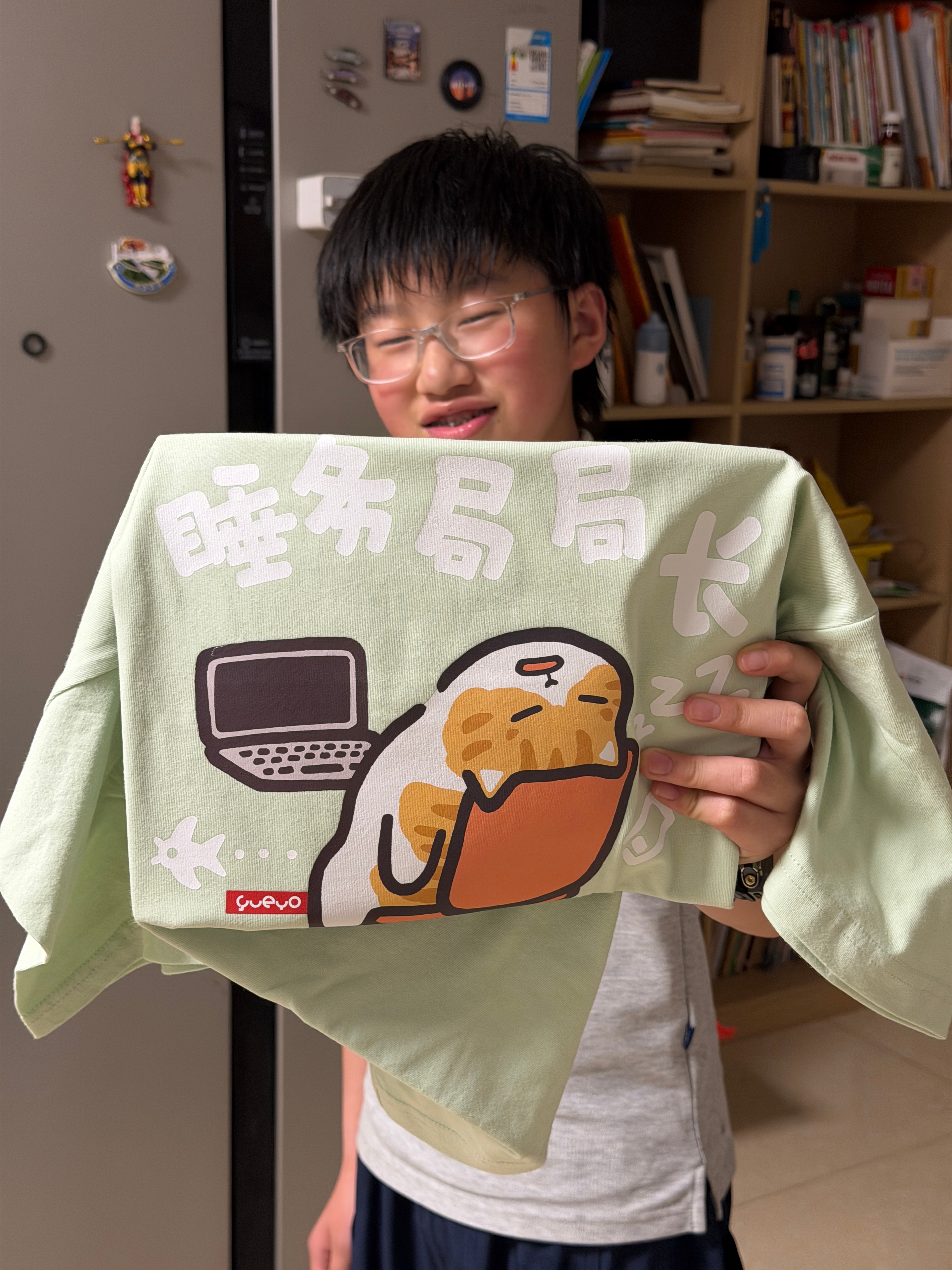 这孩子看了王腾的视频、买了一件《睡务局》衣服、果然还是王腾大帝有影响力