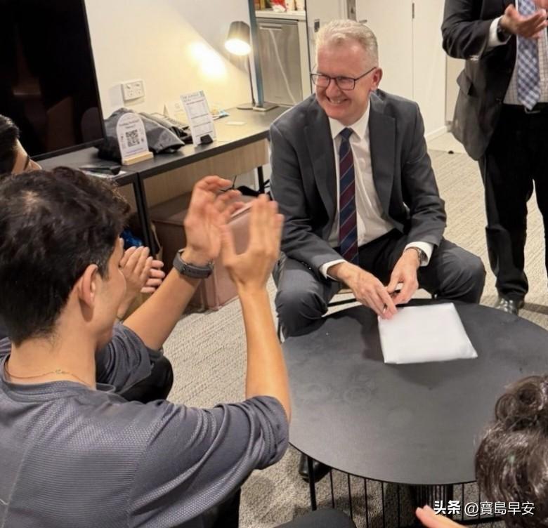 澳大利亚终于出手了
今天凌晨，澳大利亚内政部长托尼亲自赶赴到伊朗女足球员的酒店，