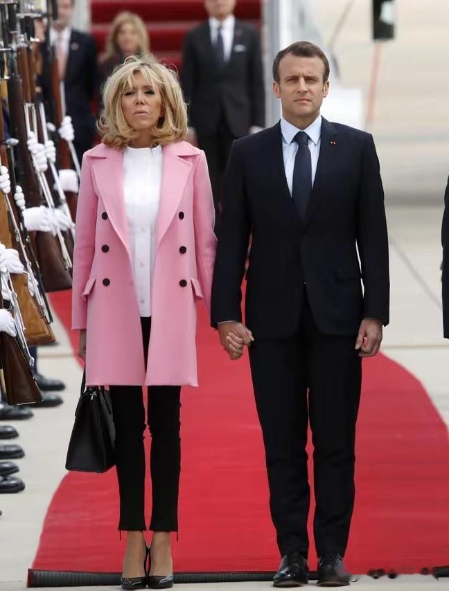 别再吐槽了！
如果你70多岁了，也有这身材，也有这气质，还有这个精气神儿，能踩这