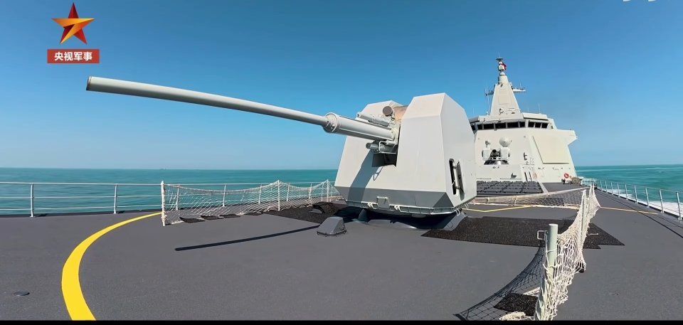 大驱特意给一个损管消防的镜头……是吧，某个烧了三十个小时的航母。官方在蛐蛐🇺?