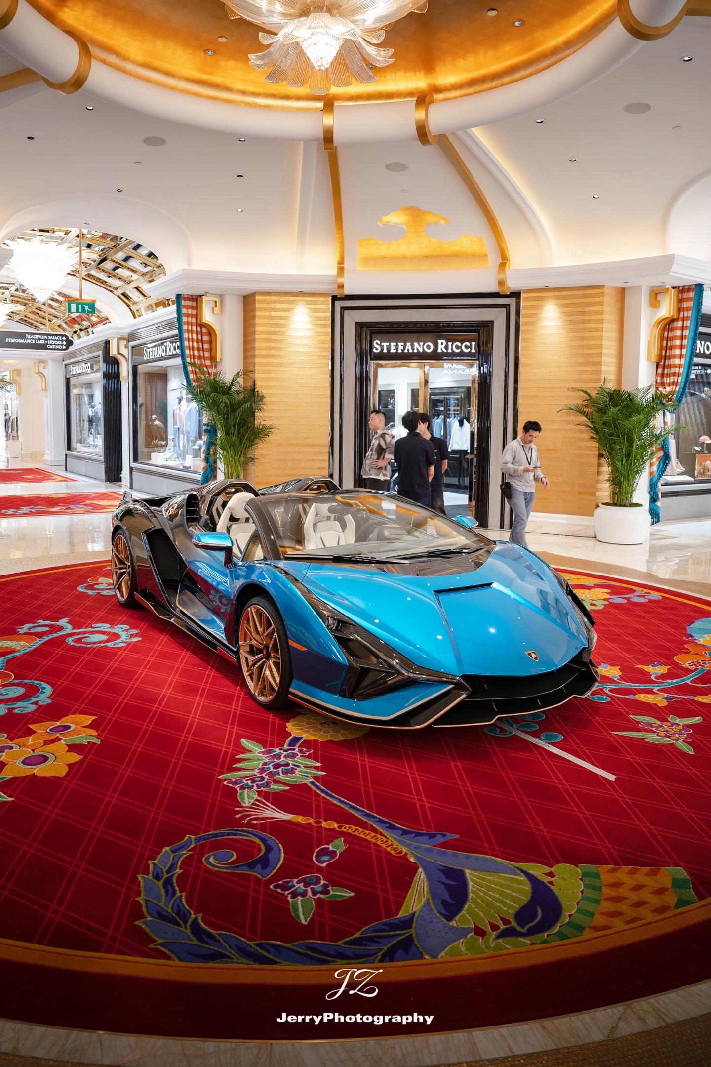 閃電蠻牛。Lamborghini Sian Roadster 蓝色车漆...