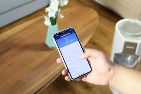 不翼而飞的钱，咋丢的？

人睡得正香，手机里的钱却自己“跑”了。

上海岑女士一