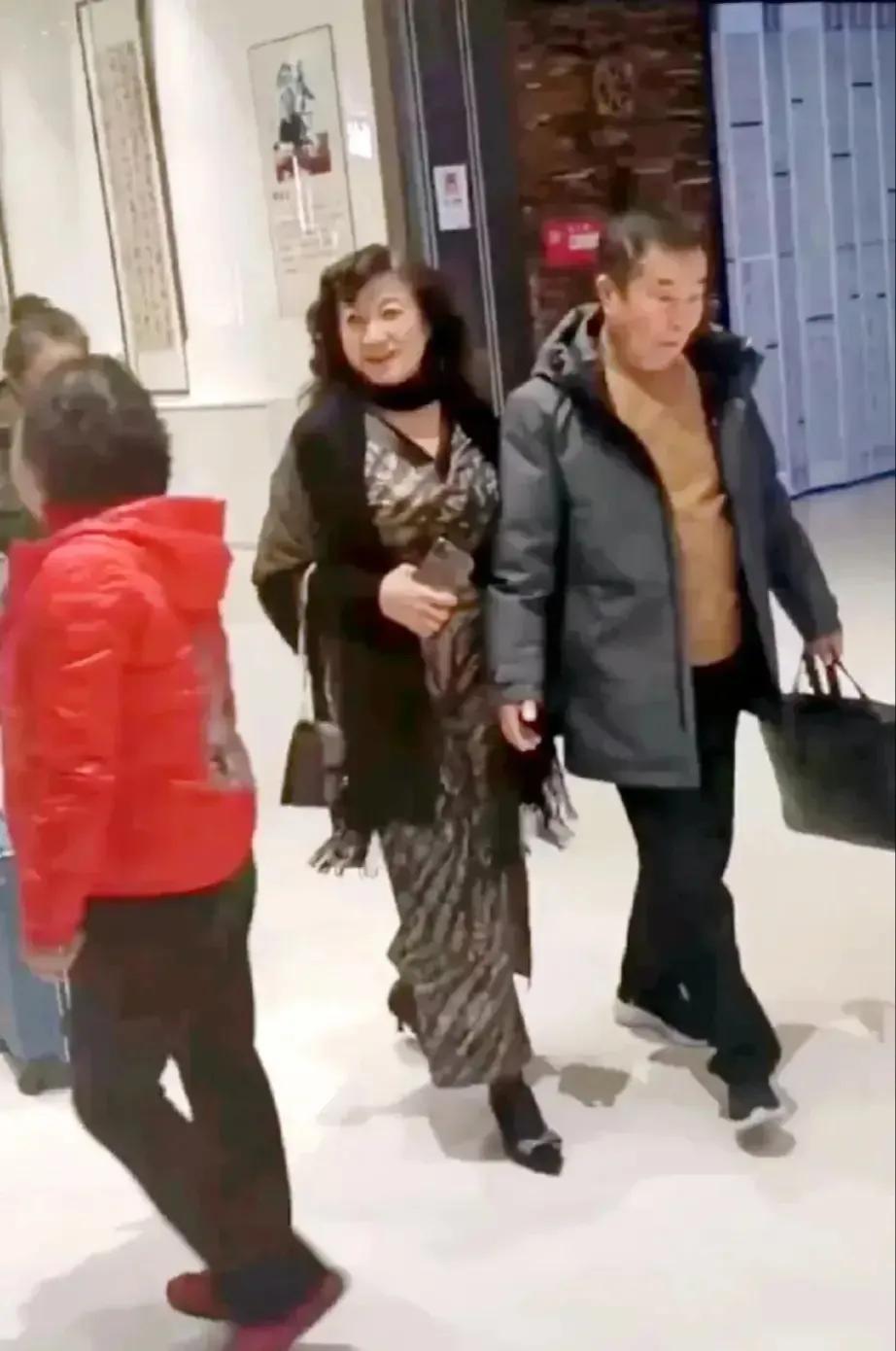 何庆魁发文辟谣了！那根本不是他的新婚妻子，而是他去海南时4个在海口居住的长春老乡