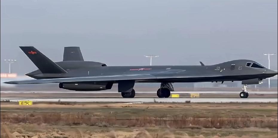 这张八千岁的AI 图，一眼假。
这个机身尺寸，头大，屁股大，腰细，脖子细，非常不