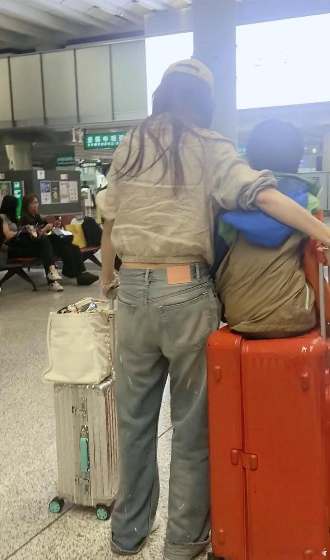 网友偶遇anglebaby杨颖和儿子小海绵现身香港机场，没有助理帮忙，自己亲力亲