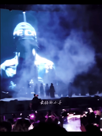 我去了…这大屏真的好有神明显形的感觉啊[捂嘴哭][捂嘴哭][捂嘴哭] ​​​