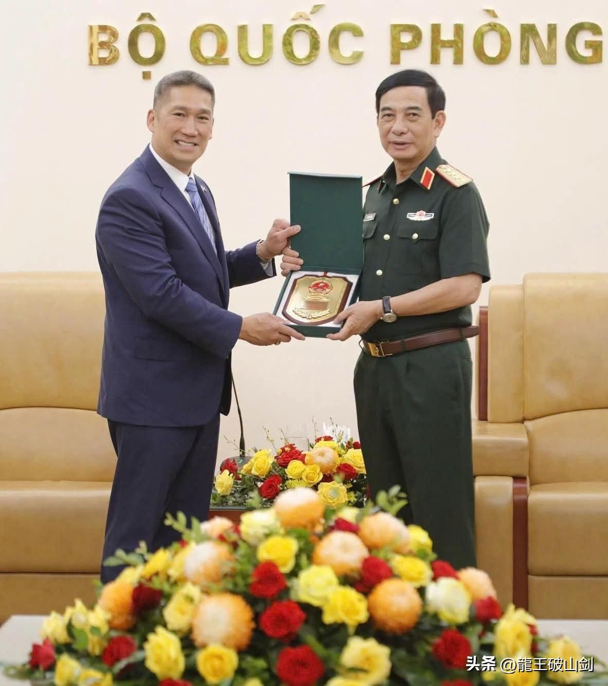 离开时是四岁小孩，归来已是海军部长。美国海军代理部长高雄访问越南，会见越国防部长