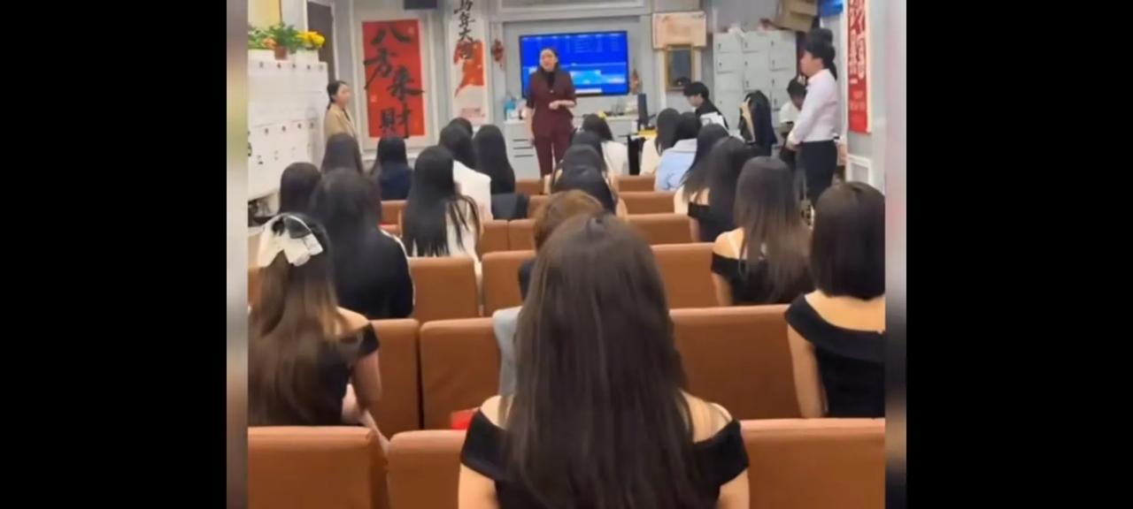 足浴店技师也是要经常开会，参加培训的，什么服务技能，心态，敬业度，，，
我一个同