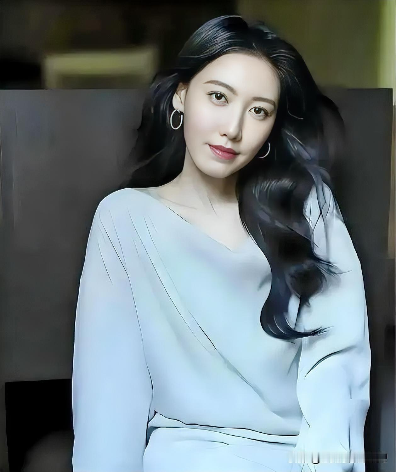 素衣如雪，长发似墨。简约的线条勾勒出从容之姿，温婉浅笑间，尽显清雅脱俗的气质，宛