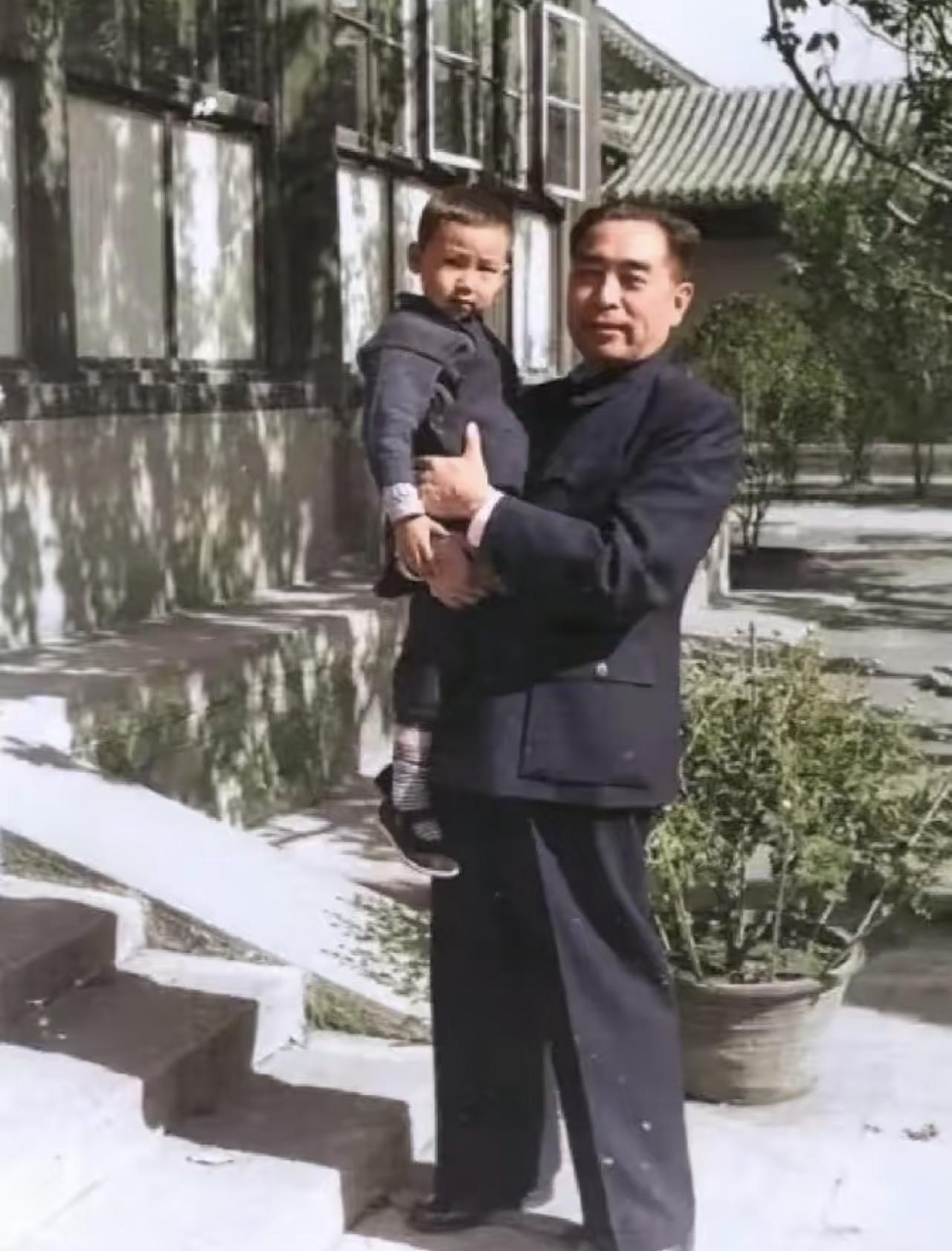 多数人对周总理的印象，都停留在外交场合的从容不迫、政务会议上的严肃沉稳，很少有人