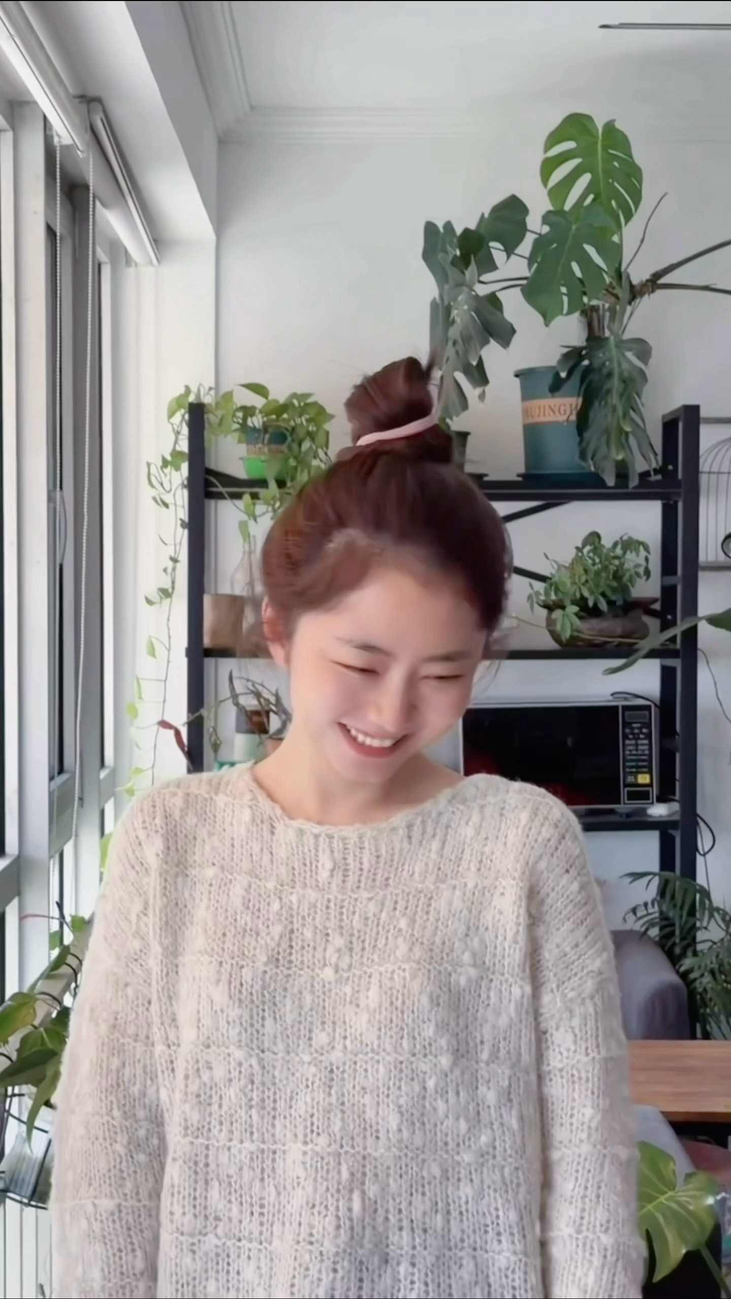 谭松韵 🪴两小姐‘s Postcard当代人拍照be like：一拍照那俩手指