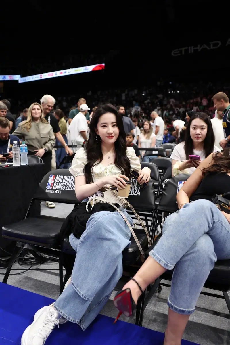 刘亦菲观战NBA造型清纯温柔 笑容甜美锁骨线条吸睛 10月7日，刘亦菲现身NBA