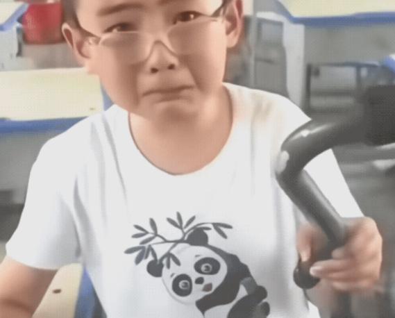 太让人心疼了！小男孩的拐杖被同学折断而无法离校，独自一个人在教室里待着，直到看到