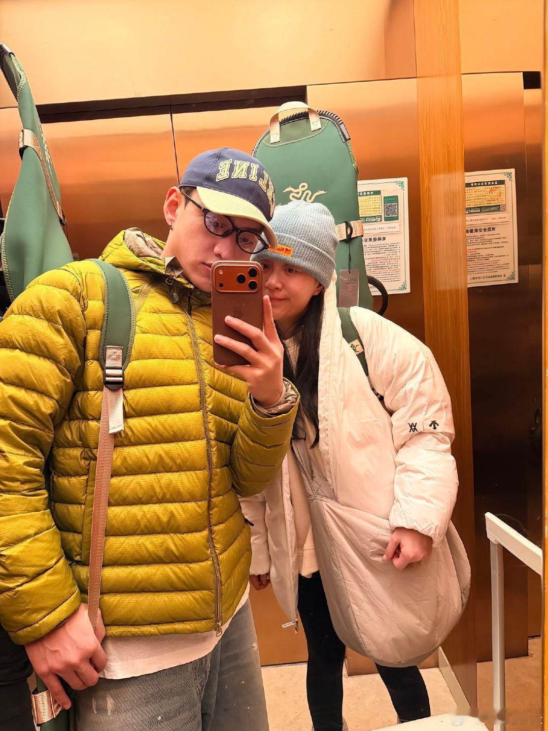 李嘉格与男友情侣穿搭李嘉格与男友的日常情侣穿搭，就该这样大大方方秀恩爱。李嘉格体