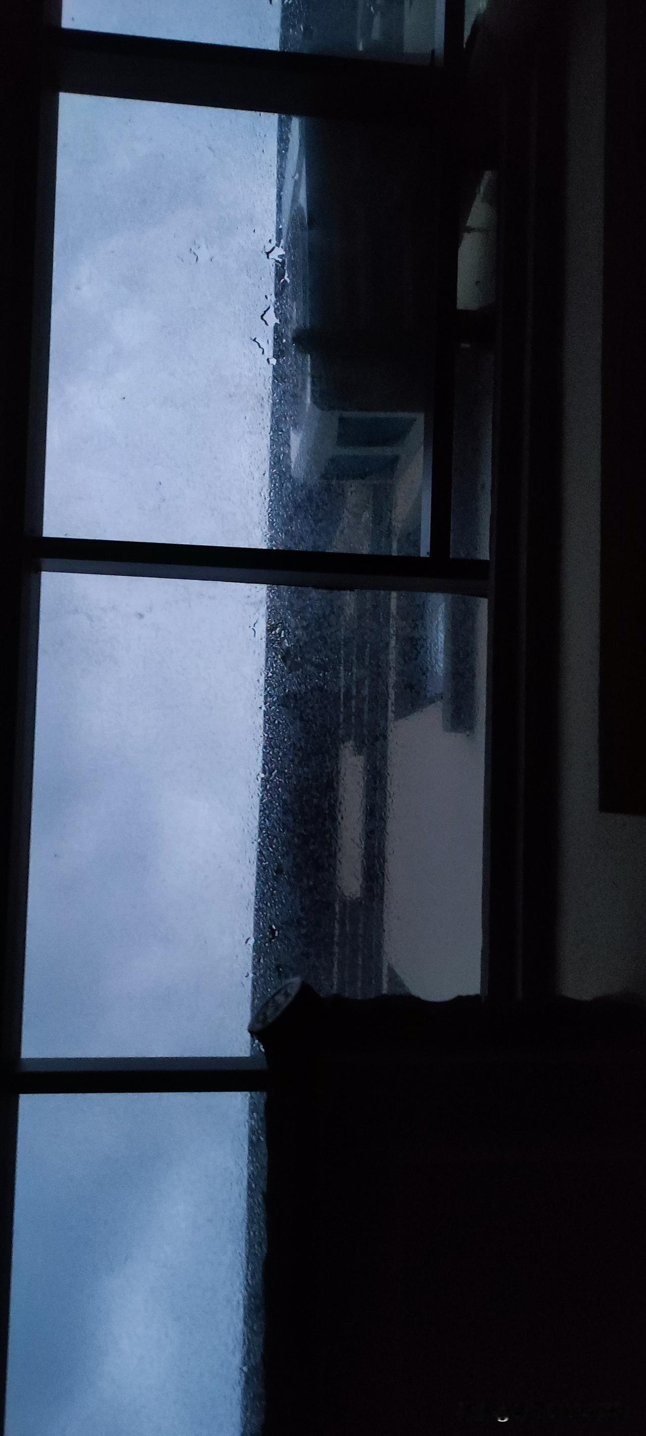 午睡醒来迷迷糊糊，整理一下东西准备回家。
下楼时零星雨滴，坐上车开到小区门口，雨