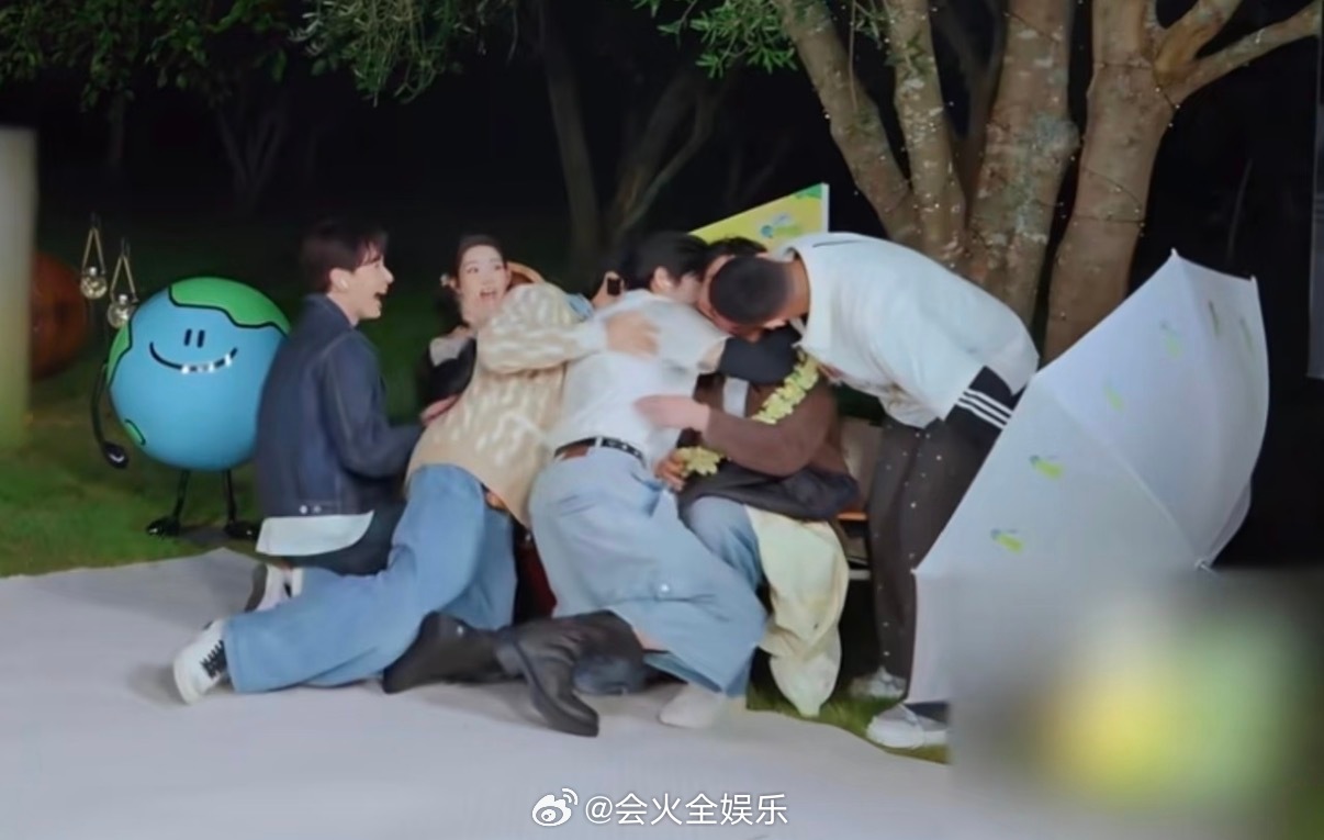 刘宇宁郭京飞互亲刘宇宁说郭京飞占我便宜 王姐表情简直演我本人了 