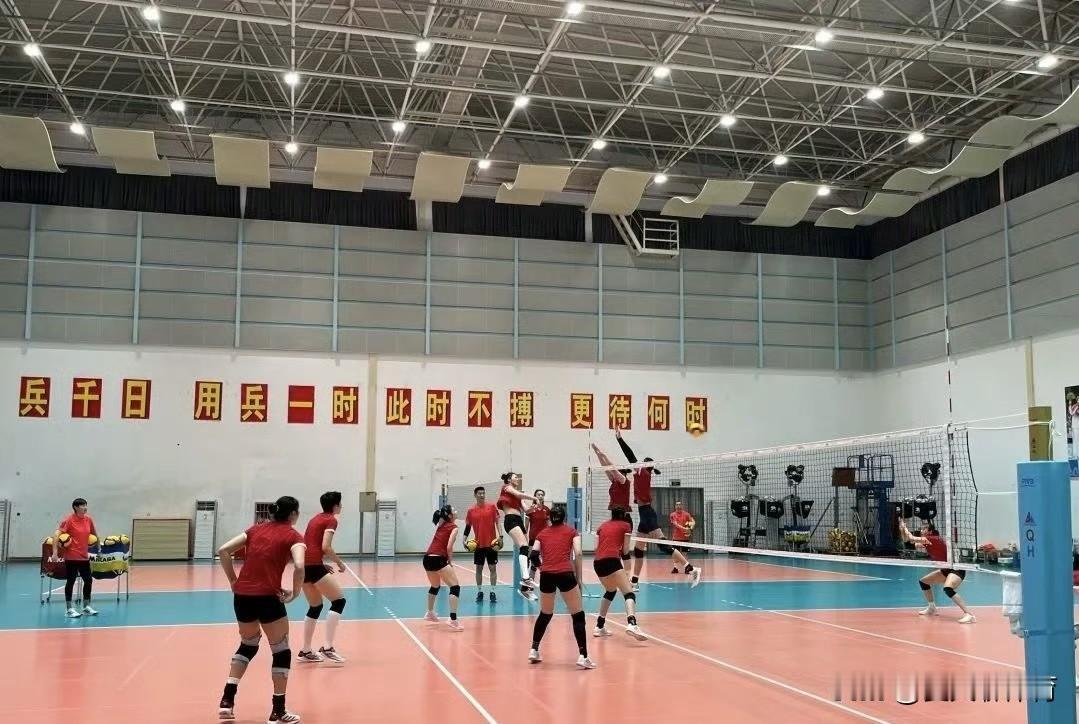 中国女排下个月的世锦赛主力阵容有改变！前天，有领导去福建漳州探望慰问了教练和队员