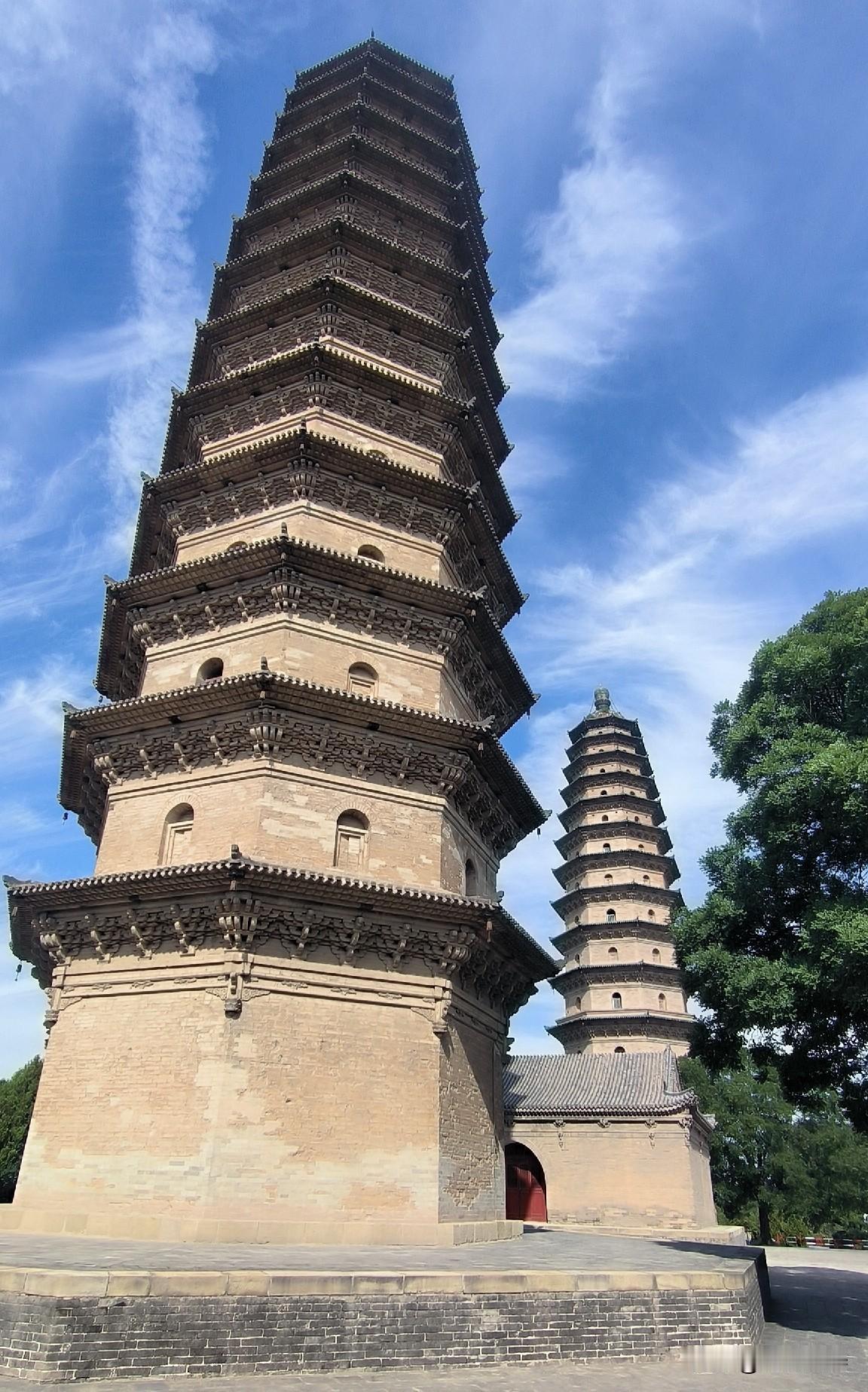 太原双塔凌霄对比保定市阁凌霄！一塔一阁，两种古城气魄

永祚寺（也叫双塔寺）始建