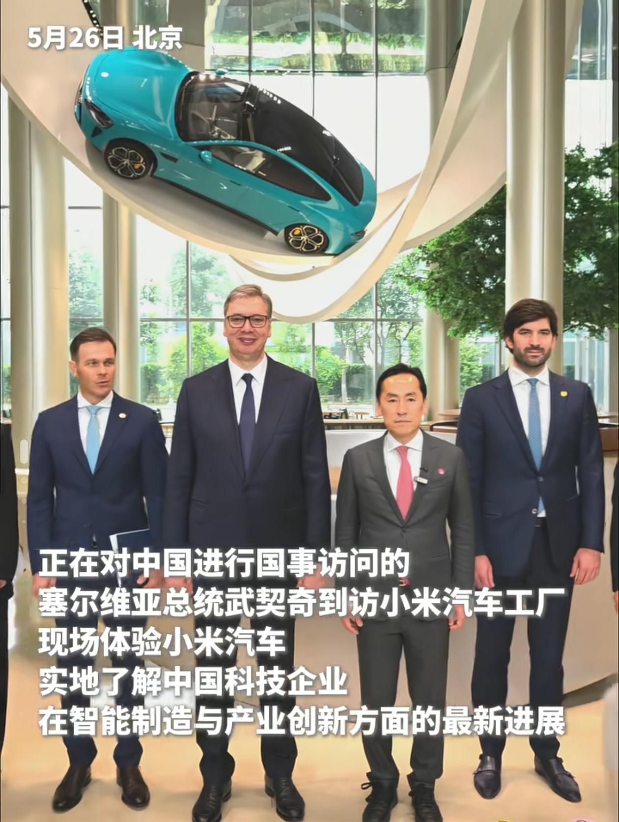 武契奇果真也前往了小米汽车工厂，还试驾了小米SU7。他身高颇高，费了些劲才坐进驾