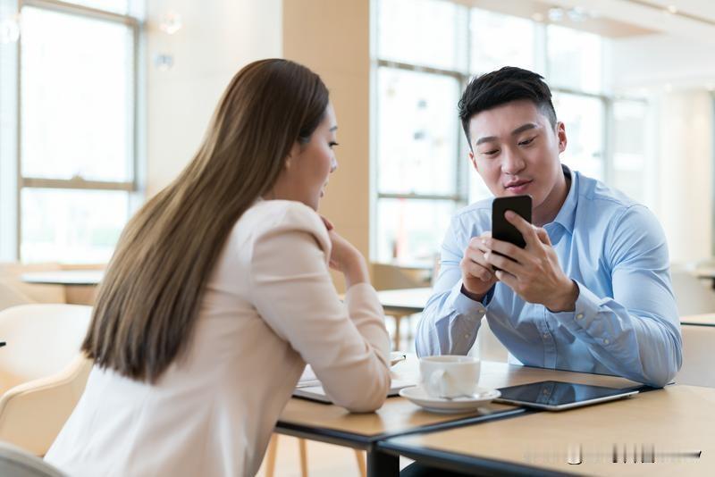 爱一个女生的极致表现，从来都不是嘴上的海誓山盟。
之前认识的一个男生，以前连给自