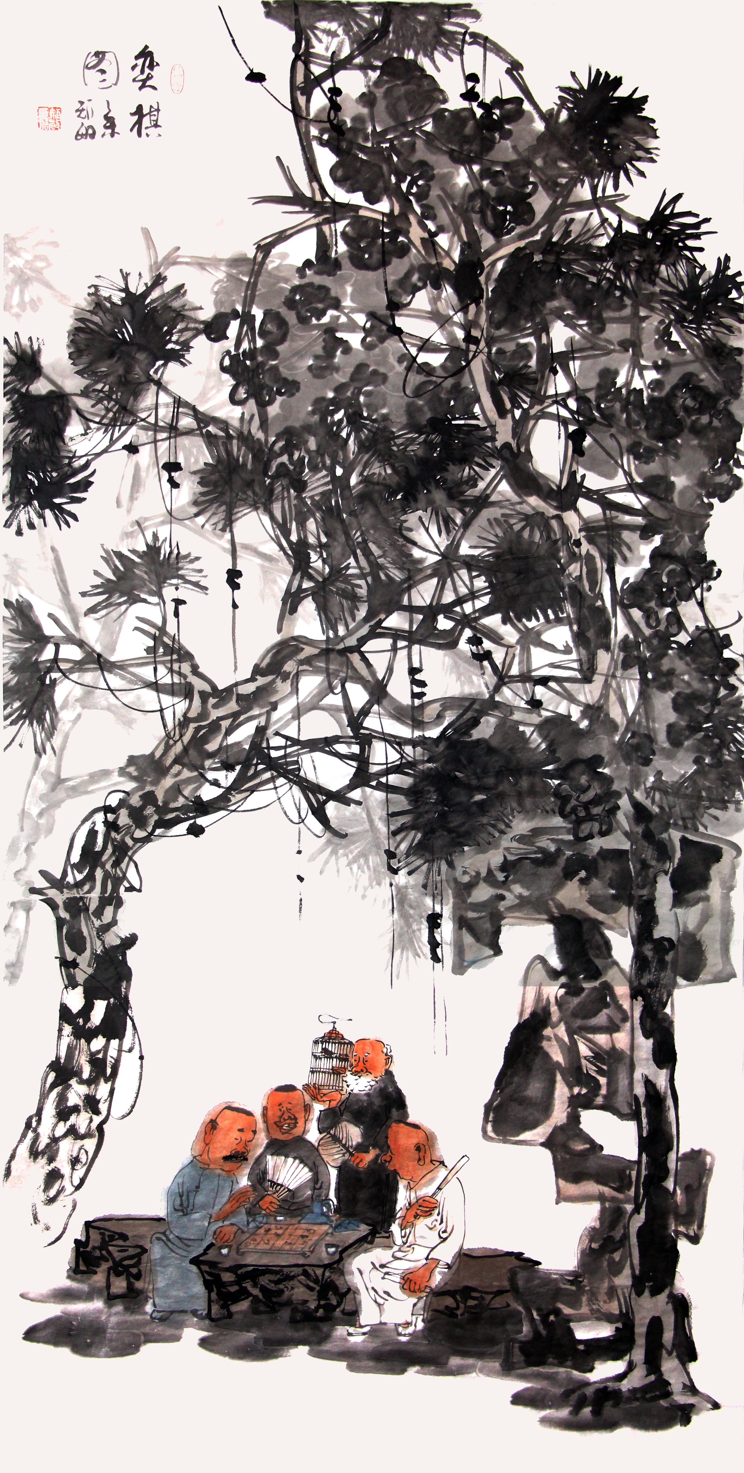 《弈棋图·墨韵人生》浓墨松枝如虬龙盘曲，淡墨石墩沉稳，红面老者鲜活如邻。画面以墨
