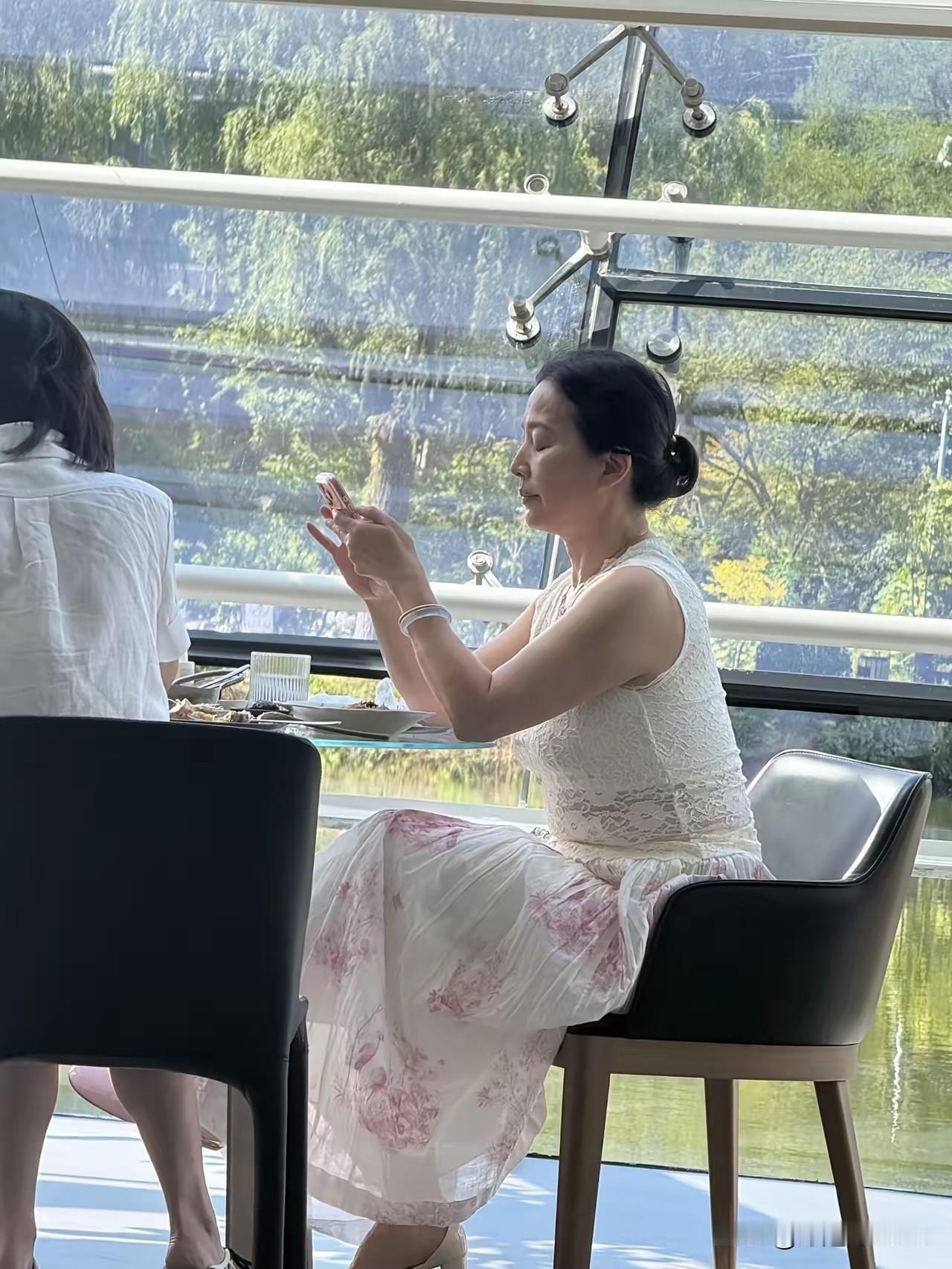 难怪刘亦菲那么漂亮，原来是继承了妈妈刘晓莉的高颜值。
看67岁的刘晓莉这气质，这