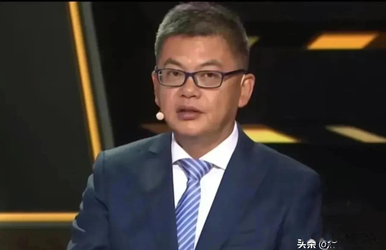 苏群不看好广东队，理由有三：
1.光有好控卫和好内线是不够的，三四号位也应该要有