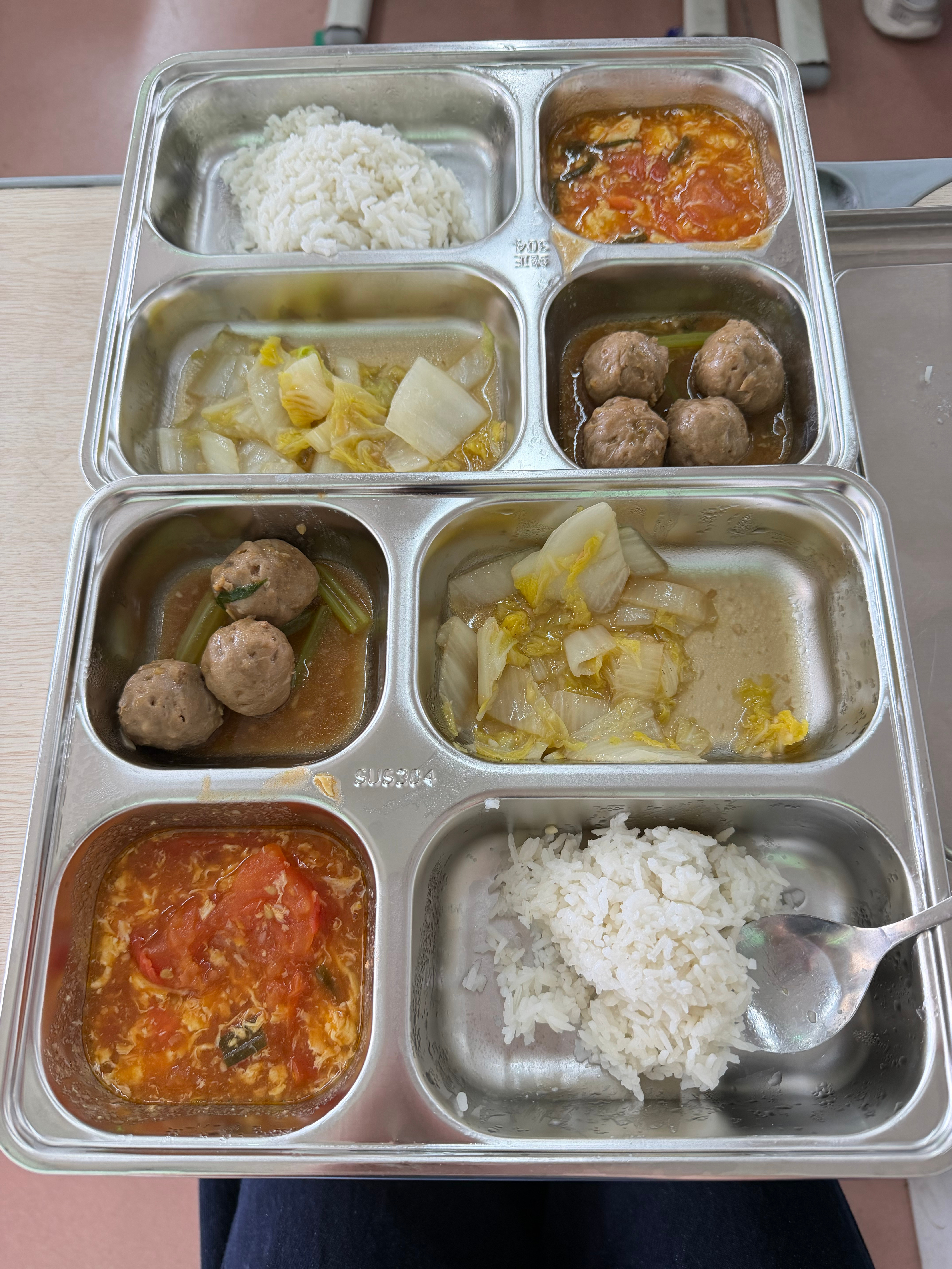 工作强度已经大到我午餐要吃两盒饭了（有吃早餐  ​​​