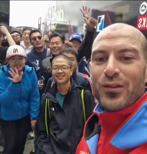 赛场上又猛又飒的瓦伦丁·德比斯，私下居然这么接地气。
 
被华人粉丝围得水泄不通