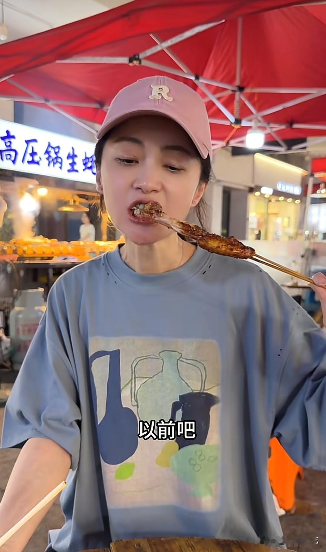7月31日，姚笛回老家更新视频。深夜的她独自出门撸串小酌，对着镜头眼含热泪，大方