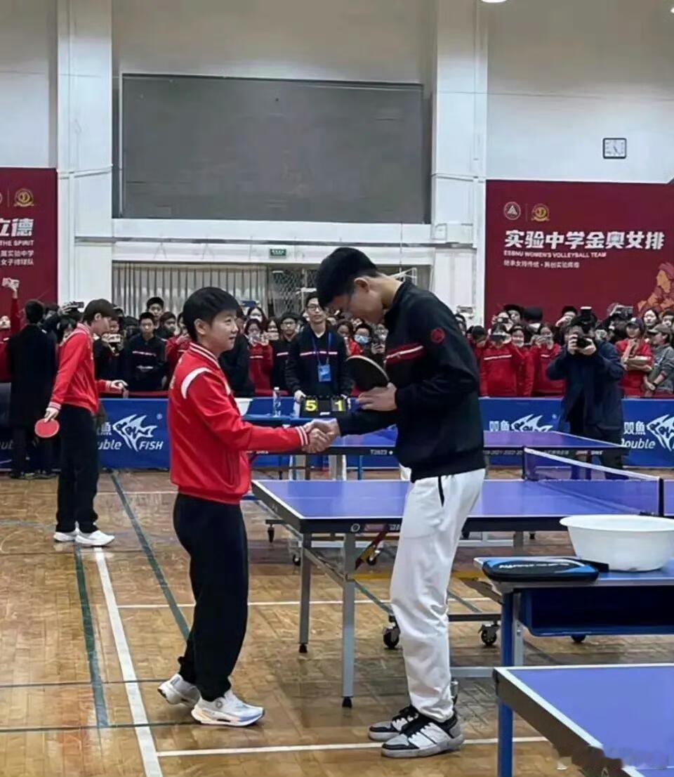 这么大高个男生在莎局面前还害羞了是吧[喵喵]孙颖莎 