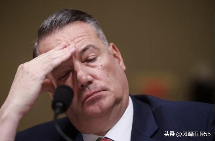 美国ICE代理局长硬扛工作压力，一边极力讨好白宫，一边工作压力过大被迫住院，看来
