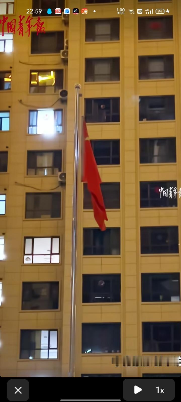 5月13日，山西大同。女子在国旗下唱歌，国旗随着歌声迎风飘扬，感觉真的很神奇。或
