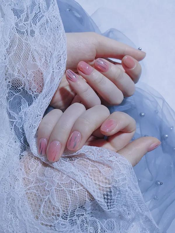 新年生活，那真是丰富多彩！就像我最近做了超爱的温柔风美甲，没复杂图案，简单又耐看