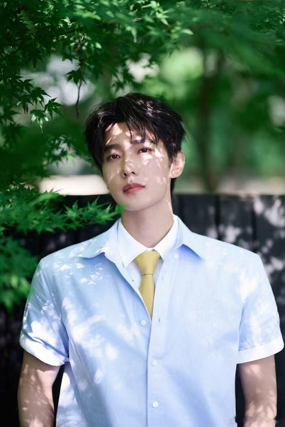 杨洋晒小羊蛋糕 反复看杨洋晒小羊蛋糕这张图，蛋糕上的小羊真的很有意义。是长久以来