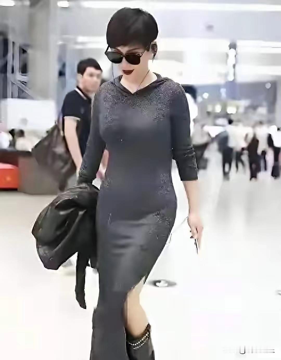 哇塞！宁静的状态真的不是一般的好。
这身材，这脸颊，这状态，这气质，这状态，这气