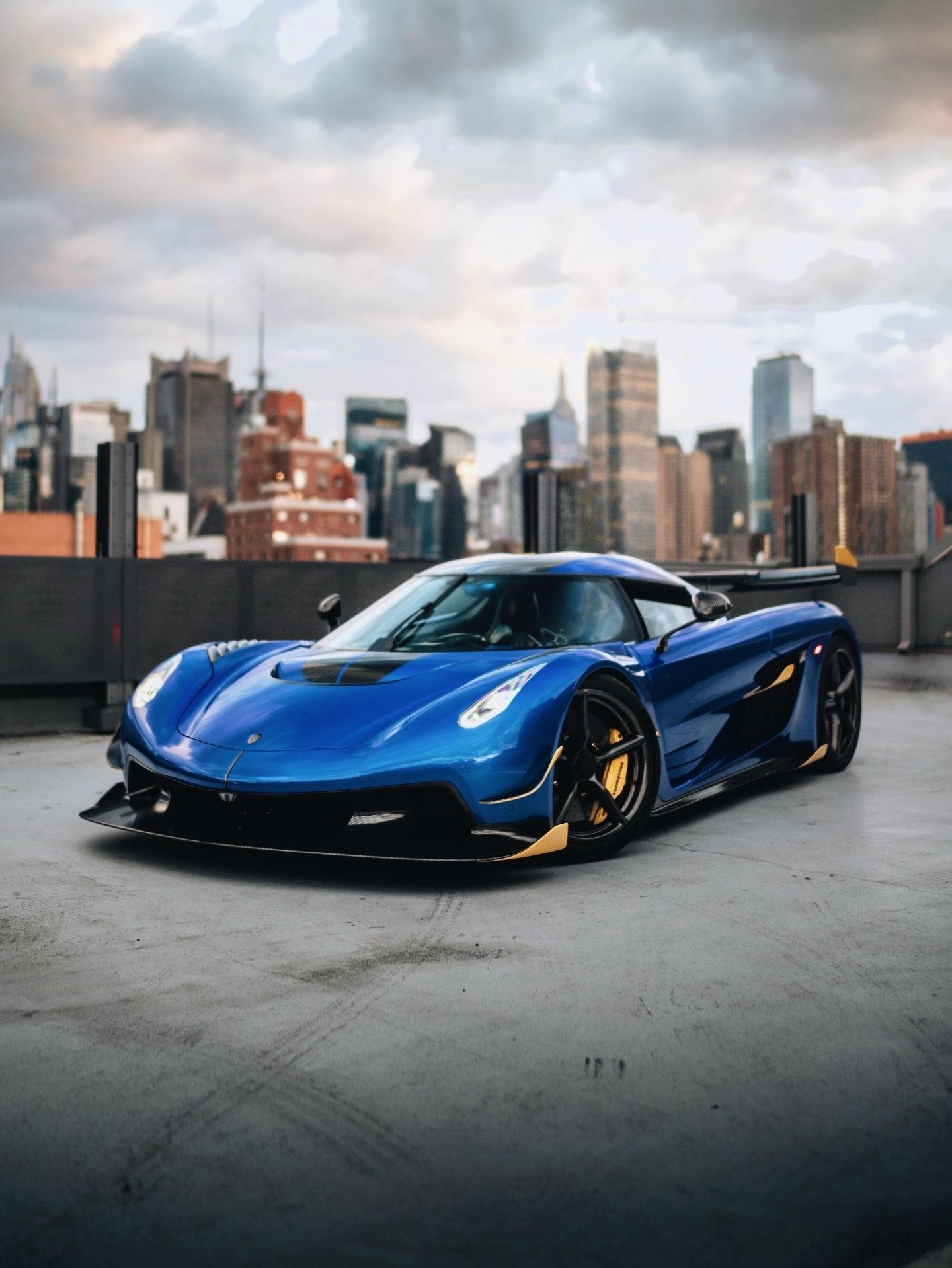 Koenigsegg Jesko Attack以帝国蓝为主色调，搭配黄色装饰，内