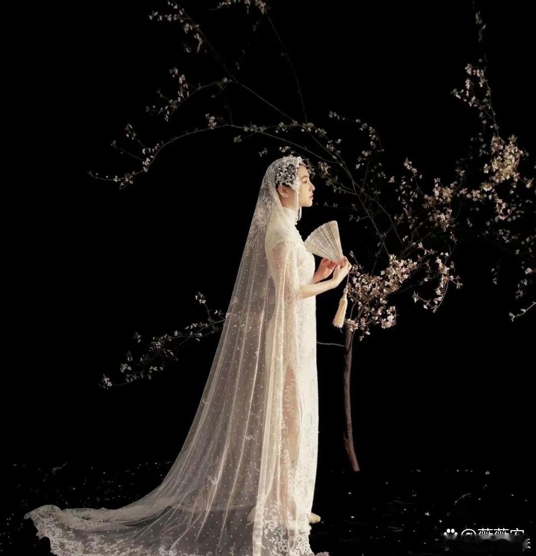 吴倩当年这组写真照封神了，眼神清澈全是幸福，简直自带光芒 